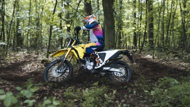 Suzuki DR-Z4 2025, buona l'ergonomia della enduro, nulla limita i movimenti in sella