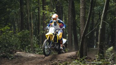 Suzuki DR-Z4 2025, le sospensioni morbide aiutano la enduro a copiare gli ostacoli