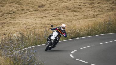 Suzuki DR-Z4 2025, su strada è agile e svelta nella discesa in piega