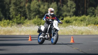 Suzuki DR-Z4 2025, a scuola di dérapage con la motard