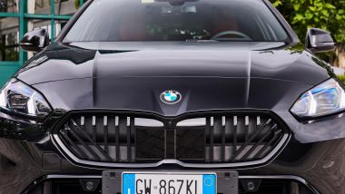 BMW 120d 2025, il caratteristico frontale