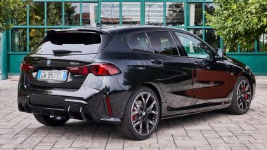 Nuova BMW Serie 1 2025, ecco come si presenta di tre quarti posteriore