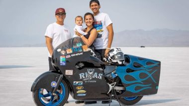 L’ex campione di Drag Racing Chris Rivas con la sua famiglia. Tenterà quest'anno di superare le 400 miglia orarie in moto