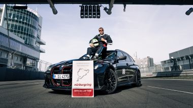 Jörg Weidinger posa con la BMW M3 CS Touring dei record