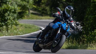 Comparativa naked ''entry'': la Suzuki GSX-8S è rigorosa, rassicurante e ha un twin dolce e ricco di spinta ai bassi e medi regimi