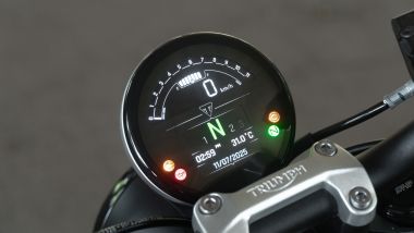 Comparativa naked ''entry'': la Triumph Trident 660 ha un display tondo misto LCD-TFT con connettività e navigazione turn by turn