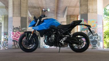Comparativa naked ''entry'': la la Suzuki GSX-8S pesa 202 kg col pieno