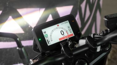 Comparativa naked ''entry'': la Honda Hornet 750 ha un bel display TFT di 5'' con connettività e navigazione turn by turn