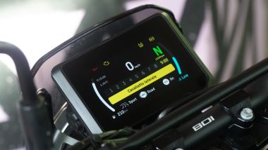 Comparativa naked ''entry'': la Husqvarna Svartpilen 801 ha un bel display TFT di 5'' con connettività e navigazione turn by turn