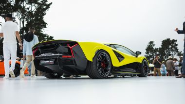Vista 3/4 posteriore dal basso della Lamborghini Fenomeno