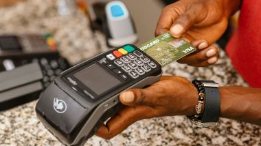 Pagare al POS all'interno del punto vendita è più sicuro - Foto di Ali Mkumbwa su Unsplash