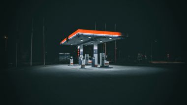 Le stazioni di servizio isolate e non custodite sono più a rischio - Foto di Hans Eiskonen su Unsplash
