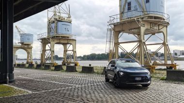 Kia Niro Tri-Fuel davanti alle gru dei docks di Anversa