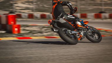 KTM 690 SMC-R 2026: ora gli aiuti sono sensibili all'angolo di piega