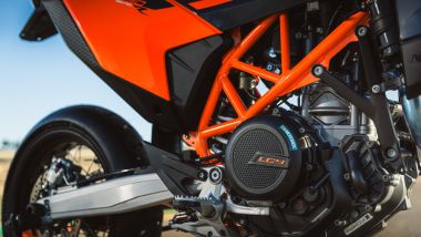 KTM 690 SMC-R 2026: il telaio è stato irrigidito
