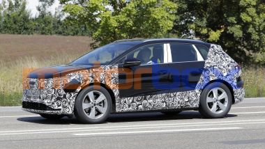 Nuova Audi Q4 2026 facelift ha griglia e paraurti anteriori ispirati a Q6