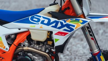 KTM EXC 6DAYS 2026, grafica tricolore... e agrumi