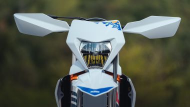 KTM EXC 6DAYS 2026, frontale aggressivo e minaccioso 