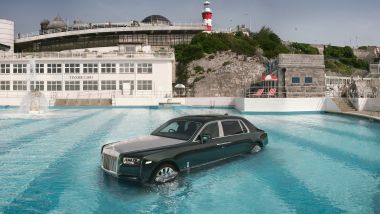 Rolls-Royce Phantom, un bagno in piscina per i suoi 100 anni