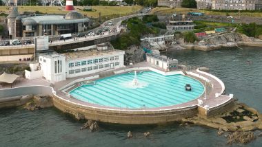 Rolls-Royce Phantom in ammollo nella piscina del Tinside Lido di Plymouth