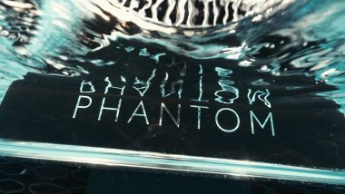 Rolls-Royce Phantom, la classe non è acqua
