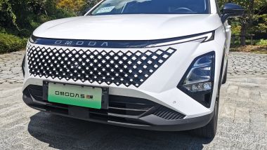 Il nuovo frontale della Omoda 5 SHS 2025