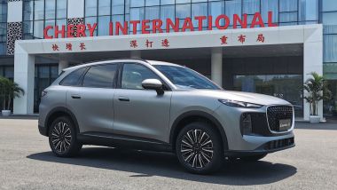 Vista 3/4 anteriore del SUV Lepas L8