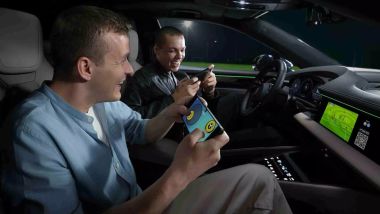 AirConsole su Porsche Macan elettrica: gli smartphone fanno da controller