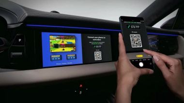 AirConsole su Porsche Macan elettrica: il telefono diventa controller tramite il codice QR
