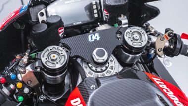 Ducati Desmosedici GP19 all'asta, dettaglio della piastra di sterzo e delle pulsantiere