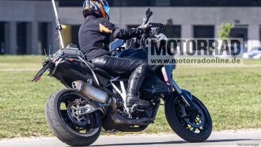 KTM 1390 SMT 2026: la vedremo a EICMA? Il motore dovrebbe essere il V2 di 1.350 cc di derivazione Super Duke