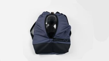 Macna, giacche con tecnologia Confold. Passo quattro, riporre nello zaino oggetti quali il casco