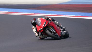 In piega a Misano con la Ducati Panigale V4 S Carbon