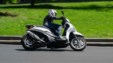 Piaggio Beverly 310 2025, la posizione di guida è a metà tra GT e ruota alta