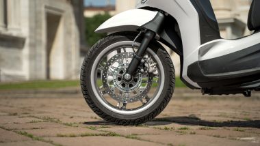 Piaggio Beverly 310 2025, il disco freno ha diametro motociclistico: 300 mm