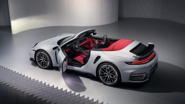 Nuova Porsche 911 Turbo S Cabrio 2026, vista 3/4 posteriore dall'alto