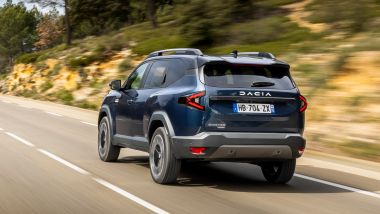 Al volante della Dacia Bigster Hybrid 155