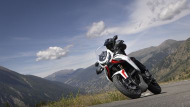 Moto Morini X-Cape 1200: l'animo sportivo del suo motore si esalta tra le curve