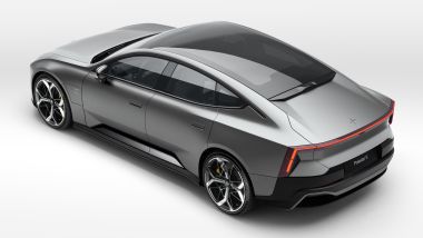 Polestar 5, vista 3/4 posteriore dall'alto