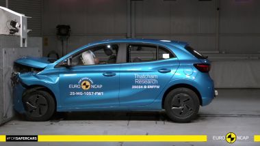 Crash test MG3: nell'urto frontale, il capo del pilota affonda nell'airbag