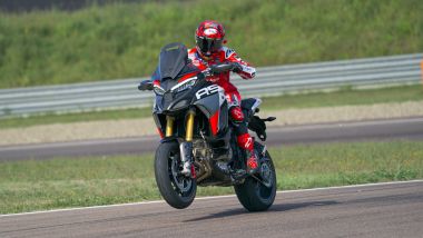 Ducati Multistrada V4 RS 2026: Pecco Bagnaia in impennata