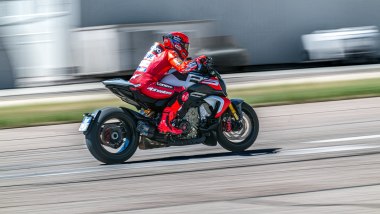 Ducati Diavel V4 RS 2026: Marquez in sella