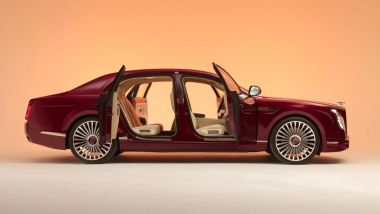 Packard Excellence, le porte posteriori si aprono controvento
