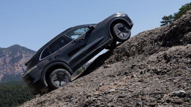 Nuova Porsche Cayenne. Elettrica e acrobatica