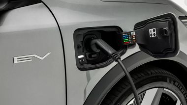 Mitsubishi Eclipse Cross EV: la presa di ricarica sul parafango destro