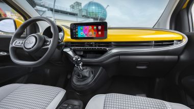 Fiat 500 Hybrid Torino, la plancia è in tinta con la carrozzeria