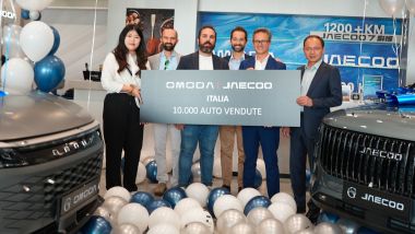 Omoda &amp; Jaecoo festeggia10.000 auto vendute in Italia alla presenza del CEO Shawn Xu