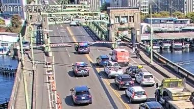 Il momento in cui la Q5 rubata salta il ponte non ancora chiuso