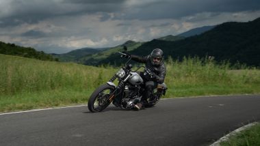 Harley Davidson Street Bob 2025: la luce a terra non è certo quella di una moto sportiva