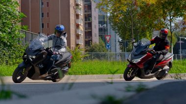 Honda Forza 350 vs Yamaha XMAX Tech Max+: più agile Yamaha, più preciso Honda